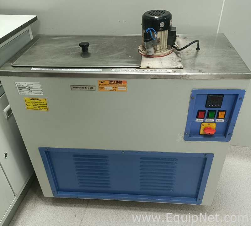 Lot of Laboratory Equipment: Balances, Dissolution Systems, Density Meter and HPLCs
