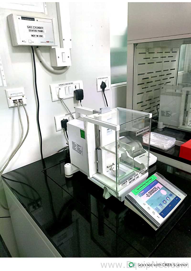 Lot of Laboratory Equipment: Balances, Dissolution Systems, Density Meter and HPLCs