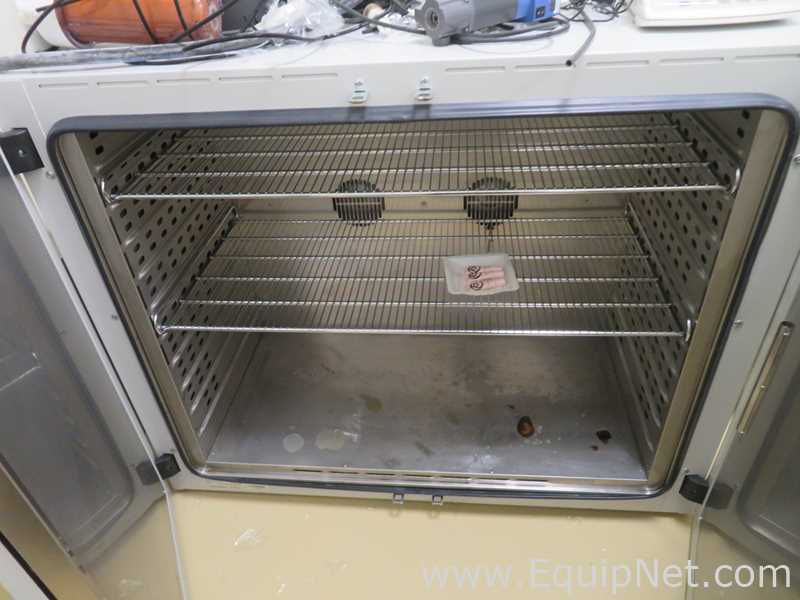 Binder FED 400 Incubator