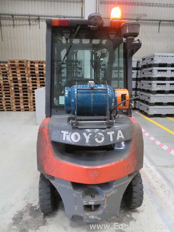 Empilhadeira Toyota 02-8FGF20