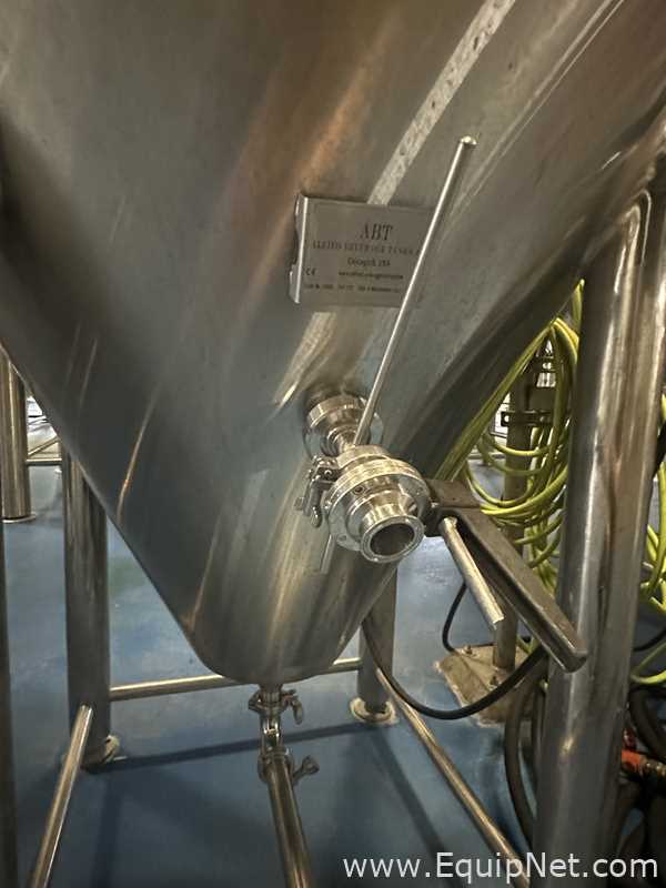 Tanque de Almacenamiento Vertical de Acero Inoxidable Capacidad Aproximadamente 10 bbl marca ABT