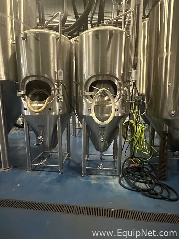 Tanque de Almacenamiento Vertical de Acero Inoxidable Capacidad Aproximadamente 10 bbl marca ABT