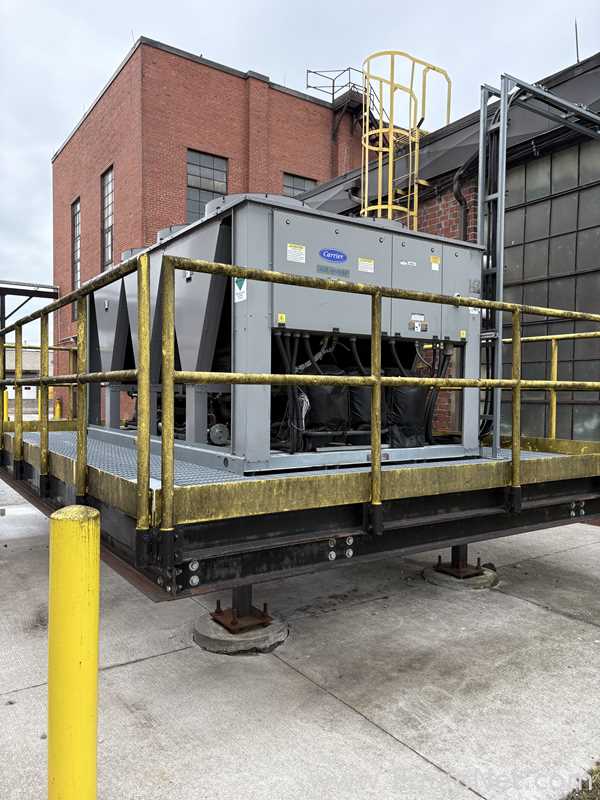 Carrier Corporation Aquasnap Chiller With Two Pumps