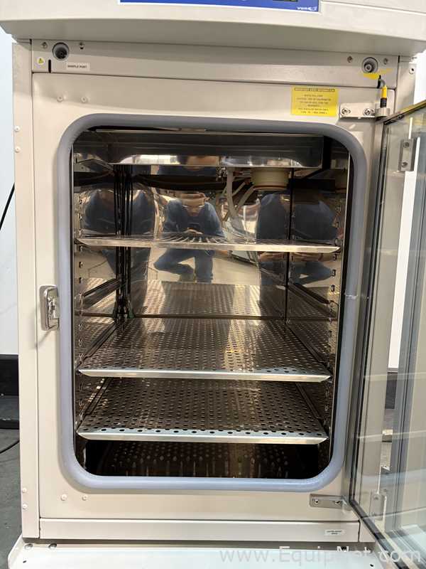 VWR 3074 Double Stacked 6.5 cubic foot Water-Jacketed CO2 Laboratory Incubators