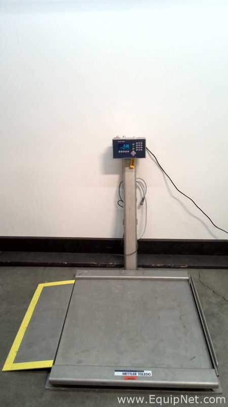 Mettler Toledo IND 560 Weighing Terminal with Mettler Toledo Deckmate Floor Scale Platform