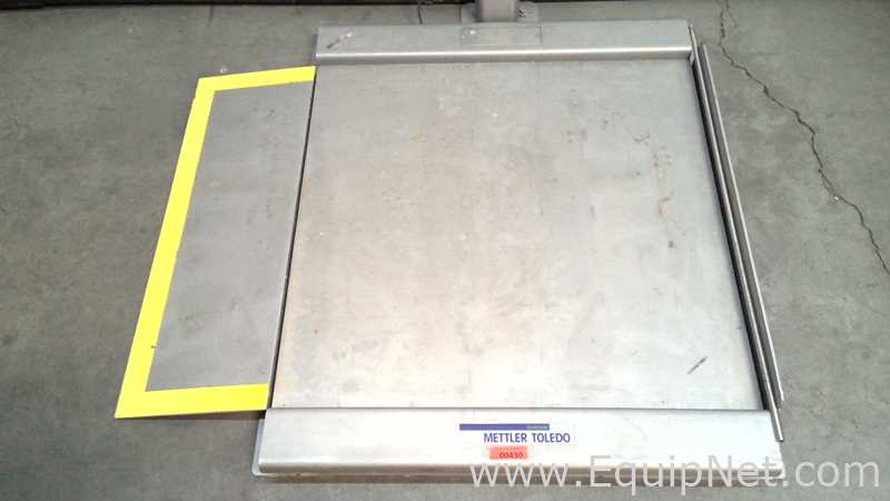 Mettler Toledo IND 560 Weighing Terminal with Mettler Toledo Deckmate Floor Scale Platform