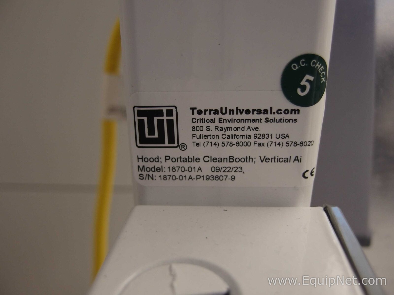 Terra Universal 1870-01A WhisperFlow Portable CleanBooth Vertical Laminar Flow Hood