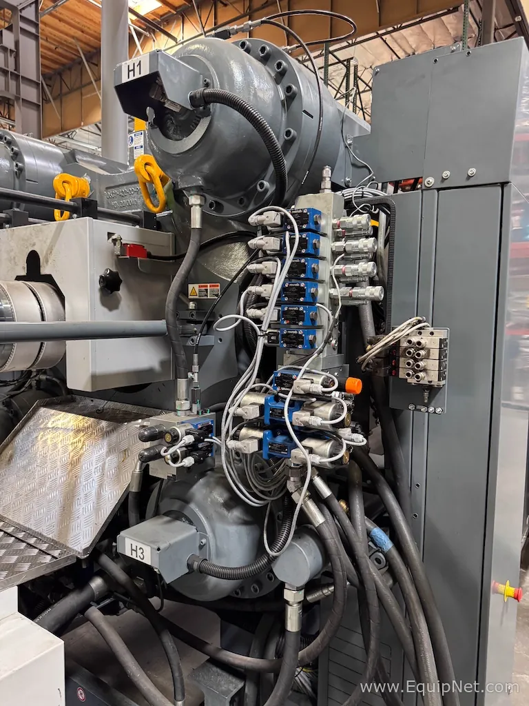Engel t-win 8500 Injection Molder