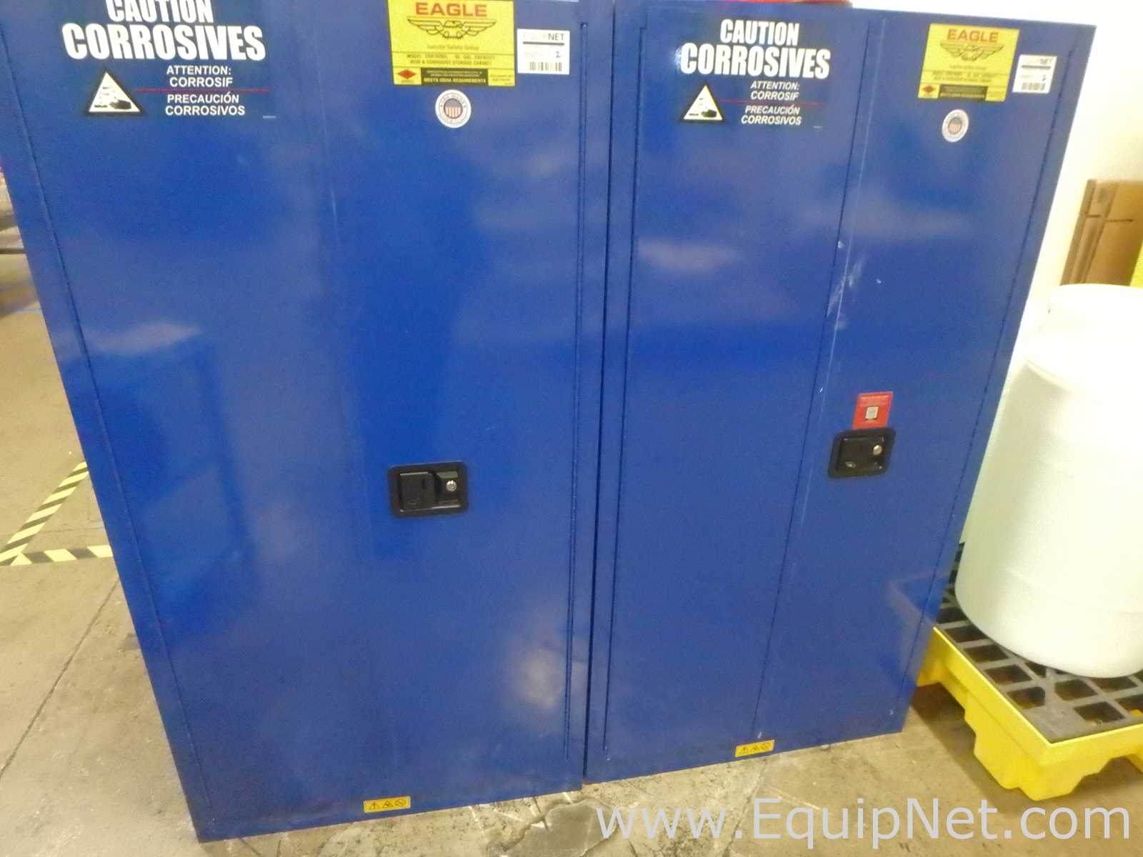 Lote de 2 Gabinete de Almacenamiento Eagle Manufacturing Co CRA1926X.  55 Galones