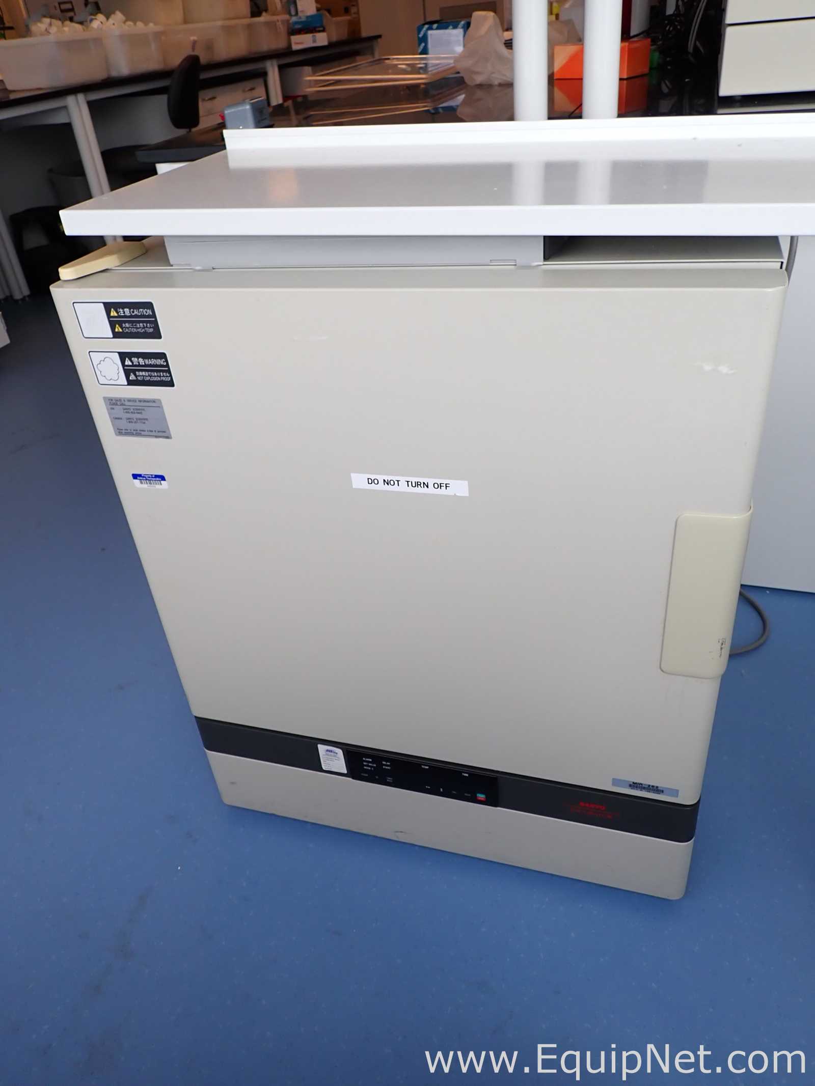 Sanyo MIR-262 Incubator