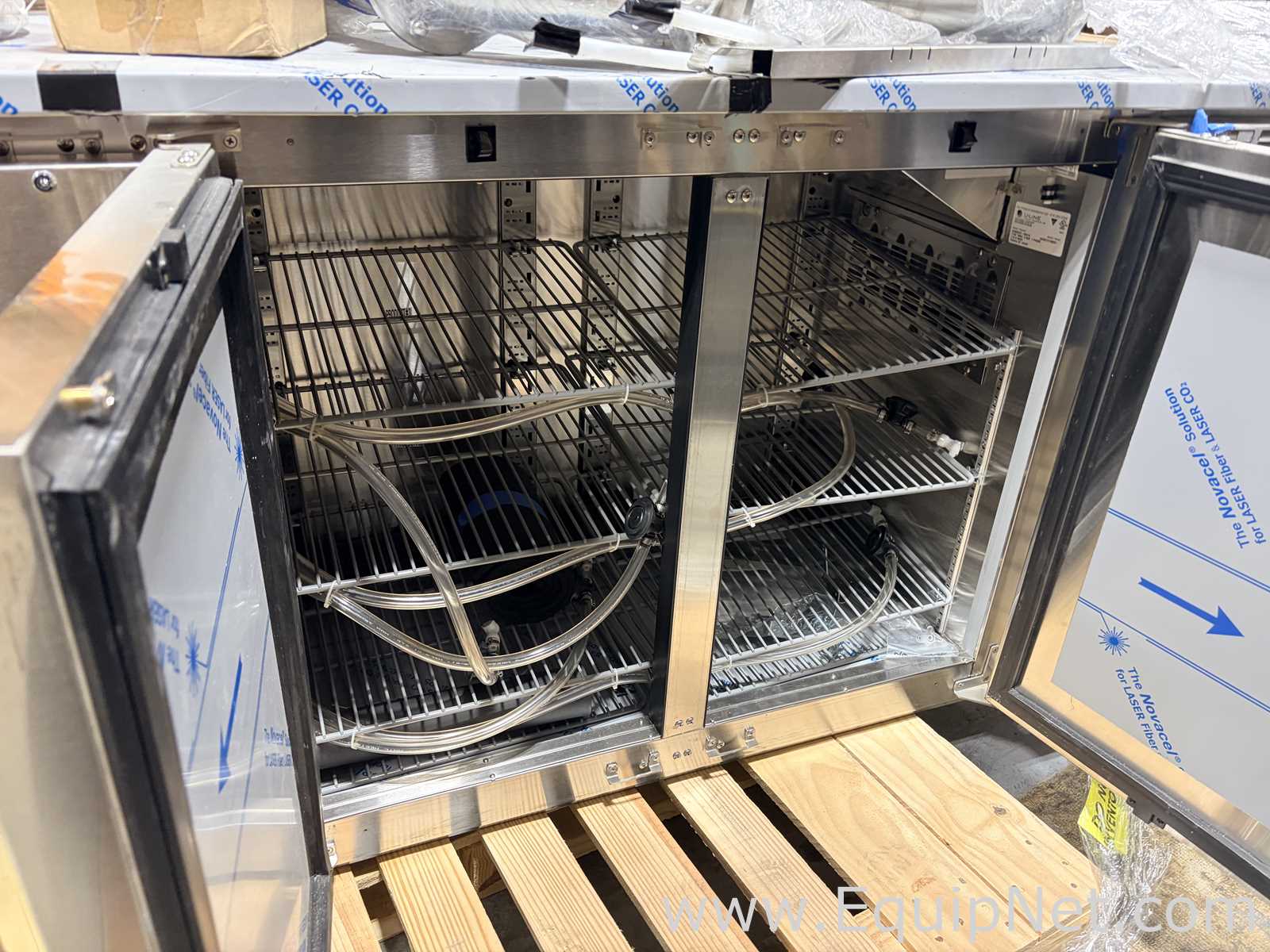 Linhas de Unidade de Refrigeração Uline UCBR572-SS01A
